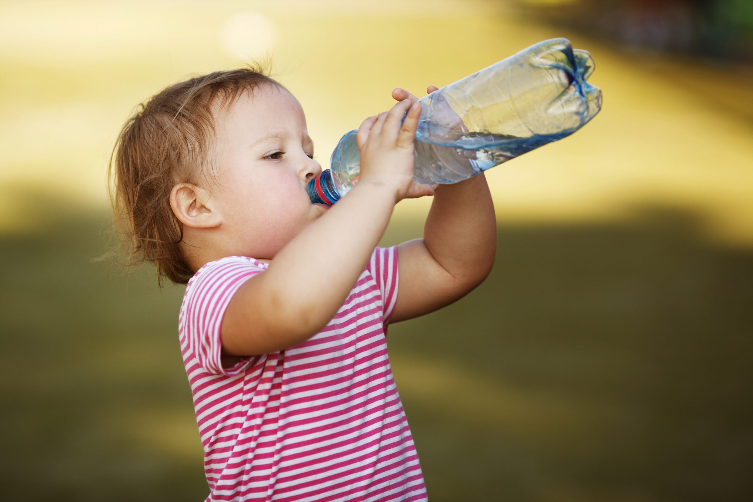 Дети пьют из бутылки. Пить воду. Человек пьет воду. Дети воды. Питье воды.