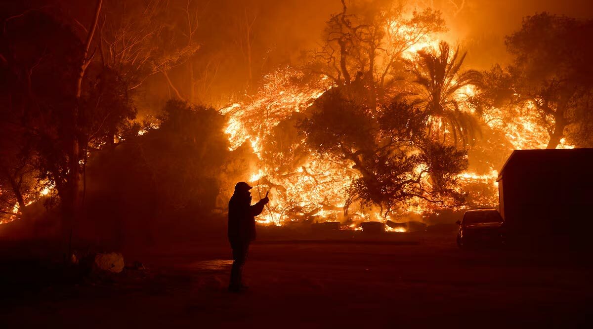 A person near the flames of the Franklin Fire. Photo: Allison Dinner (EFE)